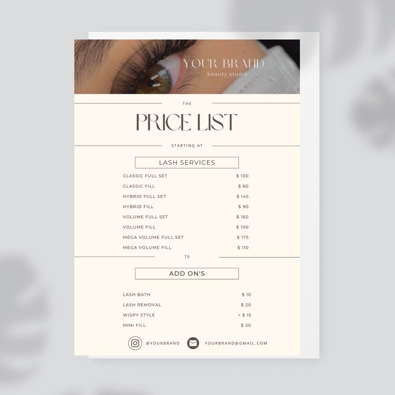 Puede incluir: Una lista de precios beige y blanca para servicios de pesta&ntilde;as y complementos en un estudio de belleza llamado "Your Brand". La lista de precios incluye servicios como set completo cl&aacute;sico, set completo h&iacute;brido, set completo de volumen y relleno de volumen mega. Los complementos incluyen ba&ntilde;o de pesta&ntilde;as, eliminaci&oacute;n de pesta&ntilde;as, estilo vaporoso y relleno mini.