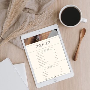 Puede incluir: Una tableta blanca con una lista de precios para servicios de pesta&ntilde;as. La lista incluye precios para sets completos cl&aacute;sicos, sets completos h&iacute;bridos, sets completos de volumen y sets completos de mega volumen. La tableta tambi&eacute;n incluye precios para complementos como ba&ntilde;o de pesta&ntilde;as, eliminaci&oacute;n de pesta&ntilde;as, estilo vaporoso y relleno mini.