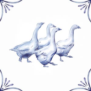 Pode incluir: Quatro gansos brancos com detalhes em aquarela azul caminham em fila. Os gansos estão sobre um fundo branco com desenhos florais azuis nos cantos.