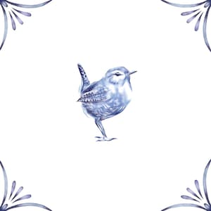 Pode incluir: Uma ilustração de aquarela azul e branca de um pássaro com uma cauda longa e um bico curto. O pássaro está em pé em uma perna e olhando para a direita. O fundo é branco.