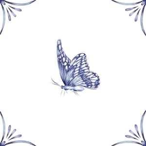 Op de afbeelding: Een blauwe en witte vlinder met witte stippen op zijn vleugels vliegt tegen een witte achtergrond. De vlinder is in een klassieke stijl, met delicate vleugels en een lang, dun lichaam.