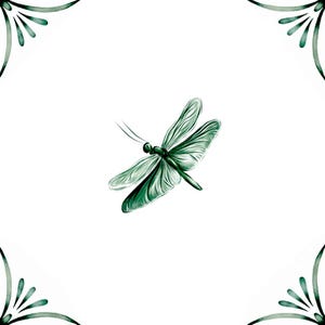 Può includere: Una libellula verde con ali dettagliate vola su uno sfondo bianco. La libellula è al centro dell'immagine.