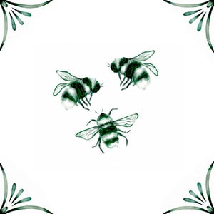 Può includere: Tre api bianche e nere con accenti verdi volano su uno sfondo bianco. Le api sono stilizzate e hanno un effetto acquerello.