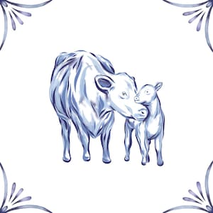 Puede incluir: Una ilustración acuarela azul y blanca de una vaca y un ternero. La vaca está acurrucada contra el ternero, y ambos animales miran al espectador.