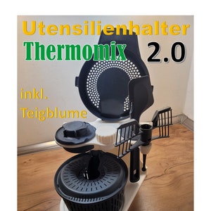 Titelbild mit dem angebotenen Halter und den Thermomix TM6 Utensilien und darin platzsparend aufbewart werden können.