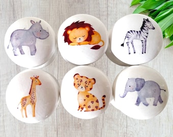 Puede incluir: Juego de seis pomos blancos para armarios con ilustraciones de acuarela de animales de safari: un rinoceronte, un león, una cebra, una jirafa, un guepardo y un elefante. Cada pomo tiene un diseño de animal único, ideal para una habitación infantil.