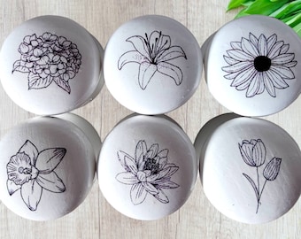 Handgemachter Schubladenknauf aus Holz mit Blumenmuster, Upcycled Möbelzubehör