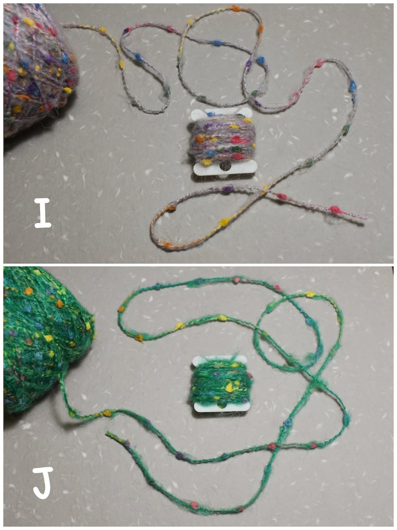 Puede incluir: Dos carretes de hilo de colores con peque&ntilde;as cuentas tejidas en el hilo. El hilo est&aacute; enrollado alrededor de un carrete de pl&aacute;stico blanco. El hilo del carrete superior es de color morado claro con cuentas multicolores. El hilo del carrete inferior es de color verde con cuentas multicolores.