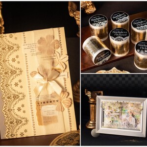 Op de afbeelding: Een collage van briefpapierartikelen. Een beige notitieboek met een kanten ontwerp en een lint, rollen gouden glittertape met de tekst "Starlight Flickered" en een ingelijste foto met een gouden pilaar.