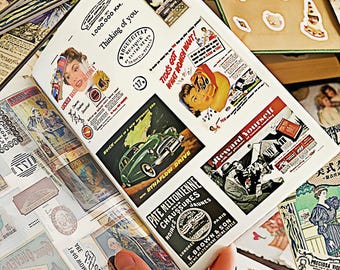 Puede incluir: Una colección de pegatinas y efímeras de estilo vintage. Las pegatinas presentan anuncios retro, ilustraciones y texto, incluyendo "Tide's Got What Women Want!" y "Buick Dynaflow Drive." La paleta de colores incluye rojo, verde, amarillo y azul.