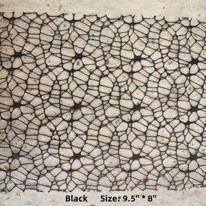 Op de afbeelding: Zwarte kantstof met een geometrisch patroon. De stof is 9,5 inch bij 8 inch.