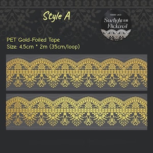 Op de afbeelding: Goudfolie tape met een gedetailleerd kantpatroon. De tape is 4,5 cm breed en 2 m lang, met een lus van 35 cm. Het ontwerp bevat bloemen en ornamenten. De tekst "Style A" en "Starlight Flickered" zijn zichtbaar.