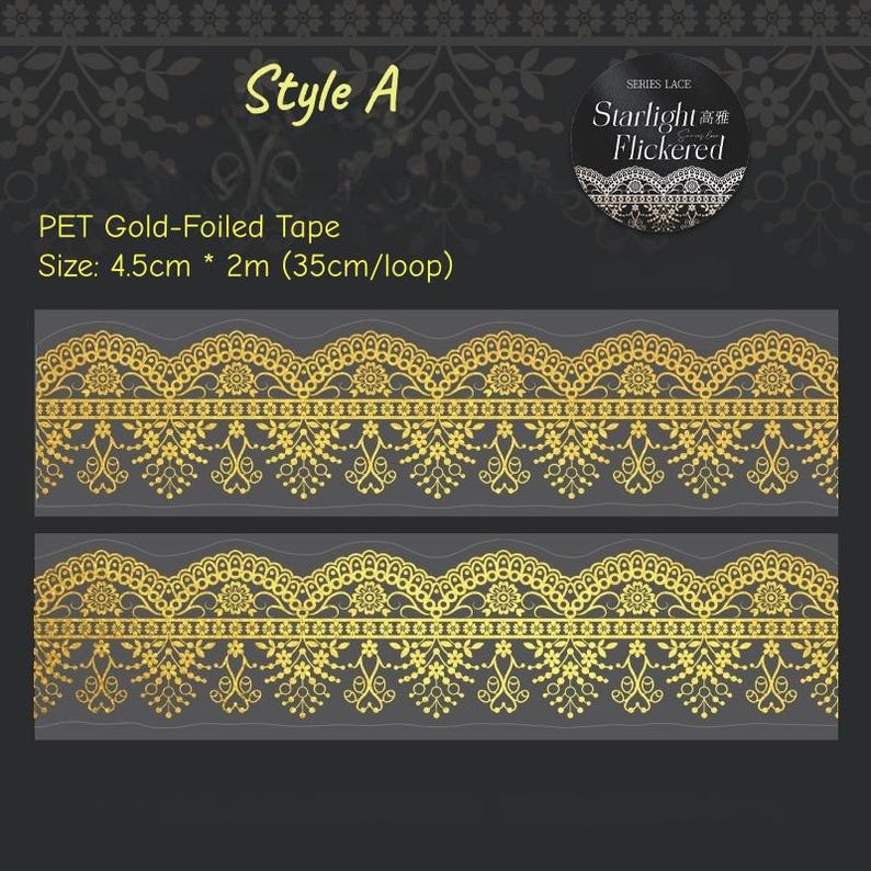 Op de afbeelding: Goudfolie tape met een gedetailleerd kantpatroon. De tape is 4,5 cm breed en 2 m lang, met een lus van 35 cm. Het ontwerp bevat bloemen en ornamenten. De tekst "Style A" en "Starlight Flickered" zijn zichtbaar.