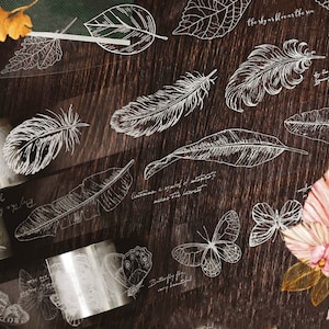 Witte inkt vlinder, hibiscus, veren, weegbree PET-afplaktape voor scrapbooking, rommeljournaal, kaarten maken, collage en planners