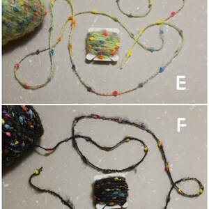 Puede incluir: Dos carretes de hilo, uno verde y otro negro, con motas de colores. Cada carrete est&aacute; enrollado con un hilo largo con cuentas de colores.