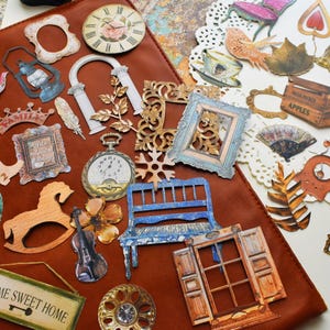 Retro-barokke stijl: uitgeholde harde kaarten, stickers, rommeldagboek, collage, plakboekbenodigdheden, meubels, Romeinse zuilen, deuren, ramen