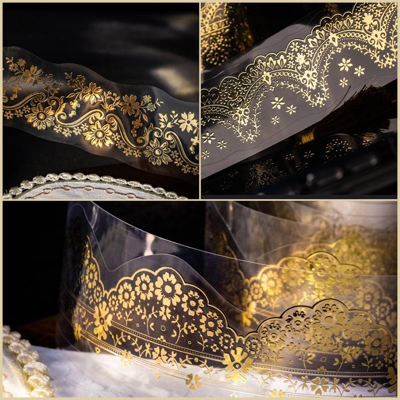 Op de afbeelding: Close-up van decoratieve goudfolietape met bloemen- en kanten patronen. De transparante tape heeft ingewikkelde gouden ontwerpen, waaronder bloemen, bladeren en delicate kanten randen. De tape is opgerold en toont de zich herhalende patronen.