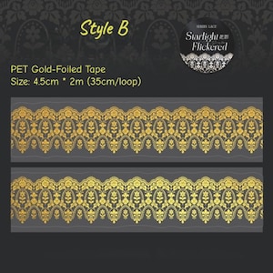 Op de afbeelding: Goudfolie PET-tape, stijl B, met een bloemenpatroon. De tape is 4,5 cm breed en 2 m lang, met een lus van 35 cm. Het ontwerp is goudkleurig op een grijze achtergrond. De tekst "Starlight Flickered" is ook zichtbaar.