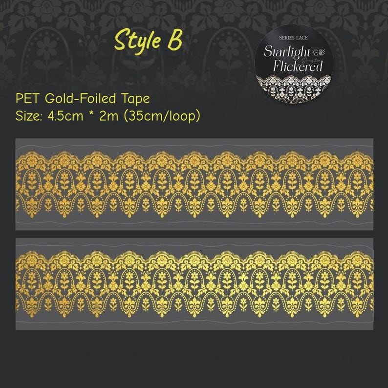 Op de afbeelding: Goudfolie PET-tape, stijl B, met een bloemenpatroon. De tape is 4,5 cm breed en 2 m lang, met een lus van 35 cm. Het ontwerp is goudkleurig op een grijze achtergrond. De tekst "Starlight Flickered" is ook zichtbaar.