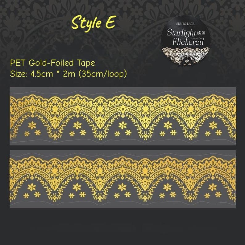 Op de afbeelding: Goudfolie PET-tape met een decoratief kantontwerp. De tape is 4,5 cm breed en 2 m lang, met een lus van 35 cm. Het ontwerp heeft bloemen en sierlijke patronen in goud tegen een donkergrijze achtergrond. De tekst "Style E" is zichtbaar.