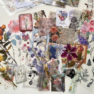 Op de afbeelding: Assortiment vintage-stijl bloemen- en botanische stickers, waaronder een sticker met de tekst "Choose with Romania happiness" en een andere met de tekst "Best wishes".