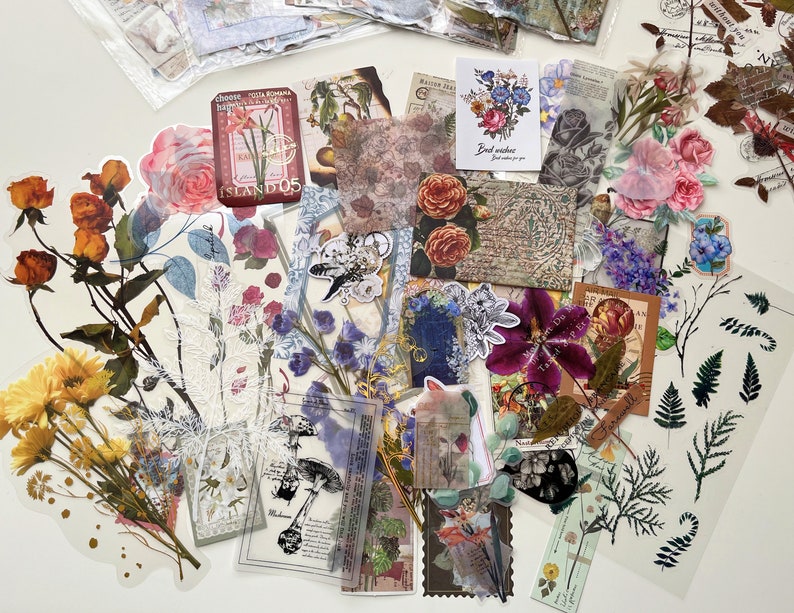 Op de afbeelding: Assortiment vintage-stijl bloemen- en botanische stickers, waaronder een sticker met de tekst "Choose with Romania happiness" en een andere met de tekst "Best wishes".