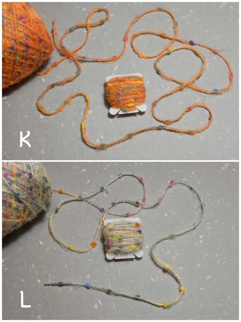 Puede incluir: Dos ovillos de hilo, uno naranja y otro multicolor, con un peque&ntilde;o carrete de hilo naranja con motas multicolores. El hilo est&aacute; sobre una superficie blanca con las letras "K" y "L" visibles.