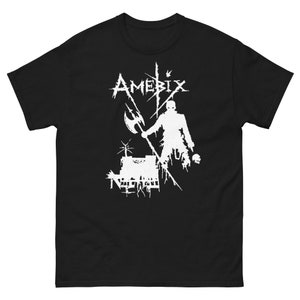 Könnte beinhalten: Schwarzes T-Shirt mit einem weißen Grafikdesign einer Figur, die eine Axt hält, und dem Text "Amebix" und "Nightfall".