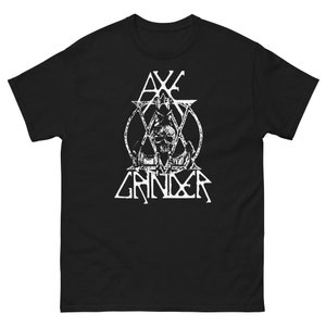 Könnte beinhalten: Schwarzes T-Shirt mit einem weißen Grafikdruck eines Schädels in einem Kreis mit dem Text "AXE GRINDER" darunter.