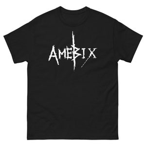 Könnte beinhalten: Schwarzes T-Shirt mit einem weißen Aufdruck des Wortes "AMERIX" in einer stilisierten, gotischen Schrift.