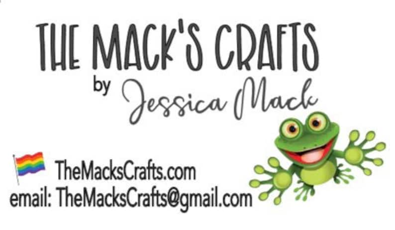 Puede incluir: El logotipo de The Mack's Crafts by Jessica Mack con una bandera arco&iacute;ris, la direcci&oacute;n del sitio web TheMacksCrafts.com y la direcci&oacute;n de correo electr&oacute;nico TheMacksCrafts@gmail.com. Una rana de dibujos animados con una gran sonrisa se encuentra en la esquina inferior derecha.