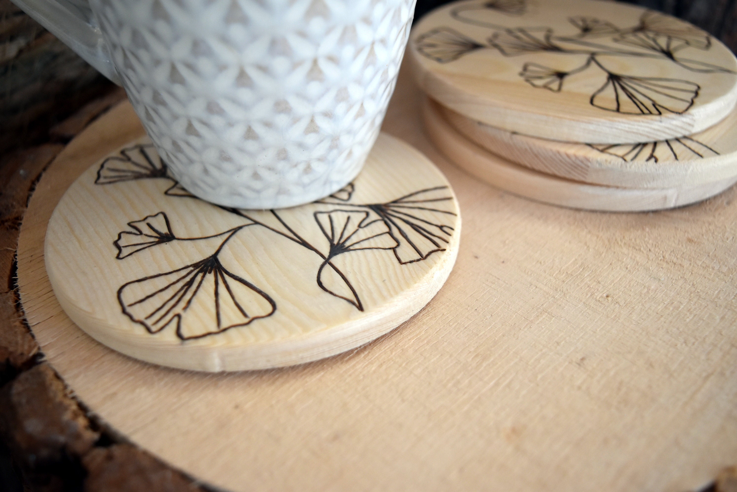 Dessous de Verres Sous Tasse, Pyrogravure sur Bois Motif Ginkgo Biloba