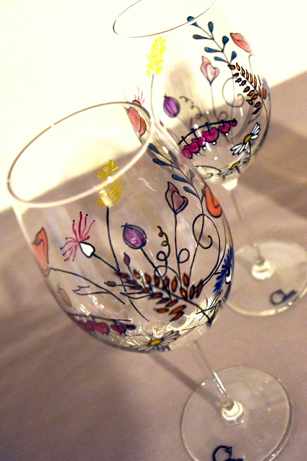 2 Verres à Vin Peints La Main d'un Motif Floral Champêtre