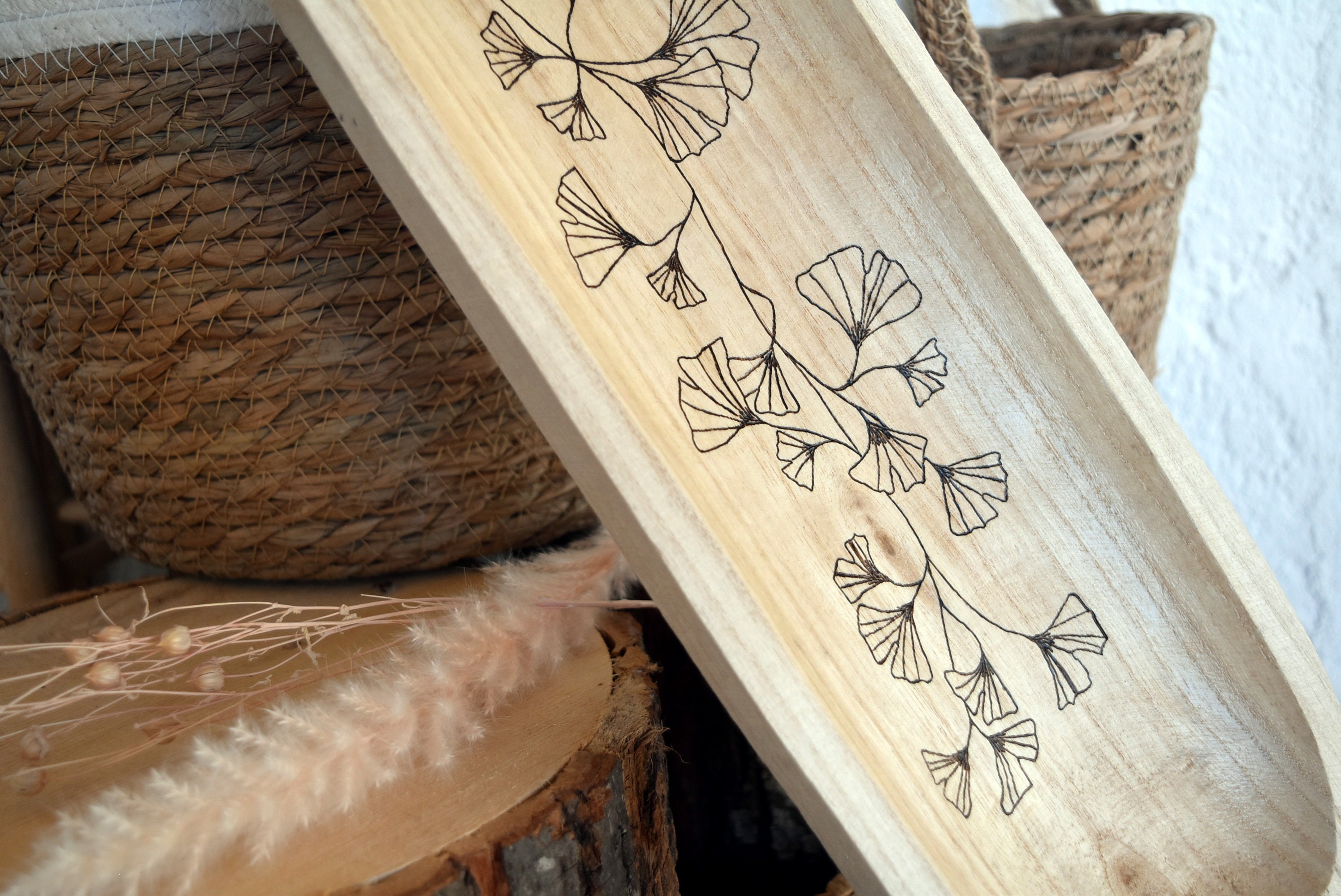 Plateau Long en Bois de Paulownia, Pyrogravure Motif Ginkgo Biloba