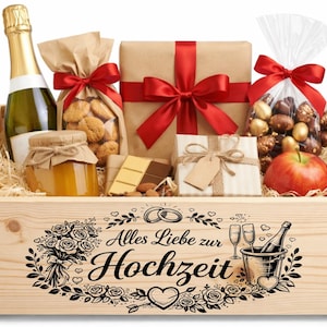 Könnte beinhalten: Ein hölzerner Geschenkkorb gefüllt mit Leckereien, darunter eine Flasche Sekt, Kekse, Pralinen und ein Apfel. Der Korb ist mit einem roten Band und den Worten "Alles Liebe zur Hochzeit" in Schwarz verziert.
