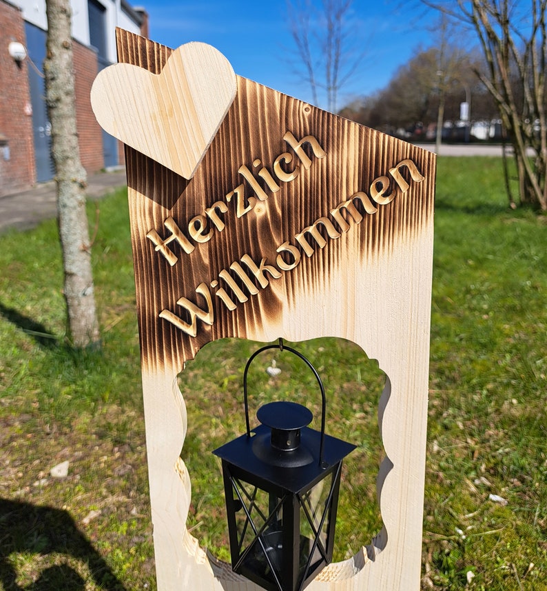 Holzaufsteller, Holz Deko Schild Ostern Holzschild Eingangsschild mit Deko Laterne Herzlich willkommen geflammt Bild 2