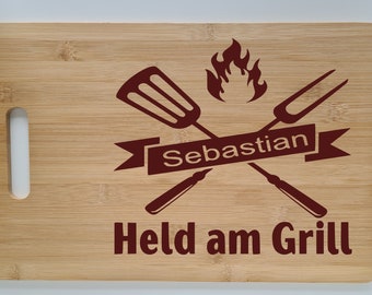 Held am Grill Servierbrett Schneidebrett  | Bambus Grillbrett mit Gravur | Geburtstag | Geschenk  Garten Geschenkidee |Personalisiert