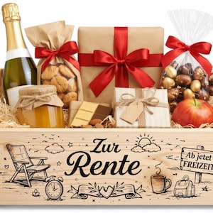 Könnte beinhalten: Ein hölzerner Geschenkkorb gefüllt mit Leckereien, darunter eine Flasche Sekt, Kekse, Honig, Schokolade und ein Apfel. Der Korb ist mit roten Schleifen verziert und die Worte "Zur Rente" und "Ab jetzt FREIZEIT" sind auf der Vorderseite aufgedruckt.