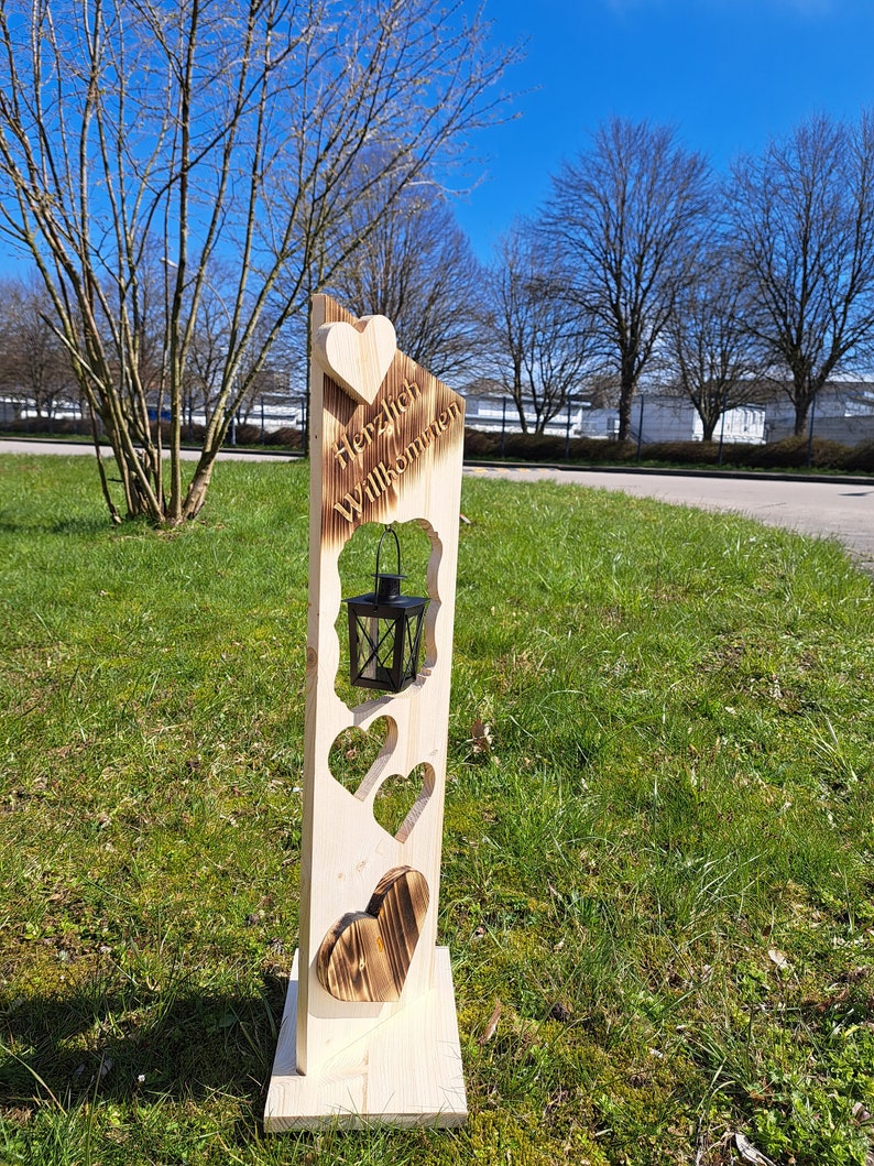 Holzaufsteller, Holz Deko Schild Ostern Holzschild Eingangsschild mit Deko Laterne Herzlich willkommen geflammt Bild 3