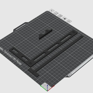 Puede incluir: Una representación digital de una placa Bambu Textured PEI con un patrón de cuadrícula y varios componentes negros impresos en 3D. Los componentes incluyen un soporte en forma de L, una barra larga con ranuras y una pieza pequeña en forma de cuña.