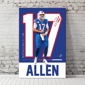 Op de afbeelding: Een blauwe en witte poster met het nummer 17 in groot wit lettertype. Het nummer is rood omrand. De poster toont een foto van een American footballspeler in een blauw shirt met nummer 17. De speler staat met zijn armen omhoog. De tekst "BUFFALO BILLS / QB" staat aan de linkerkant van de poster. De tekst "ALLEN" staat onderaan de poster. De handtekening van de speler staat in de rechterbovenhoek van de poster.