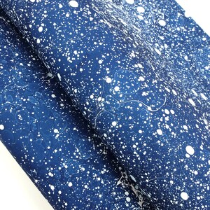 Feuilles de papier marbré blanc bleu nuit | A2 véritable marbrure 60 x 40 cm | Papier espace ciel nocturne pour scrapbooking, reliure, fabrication de cartes