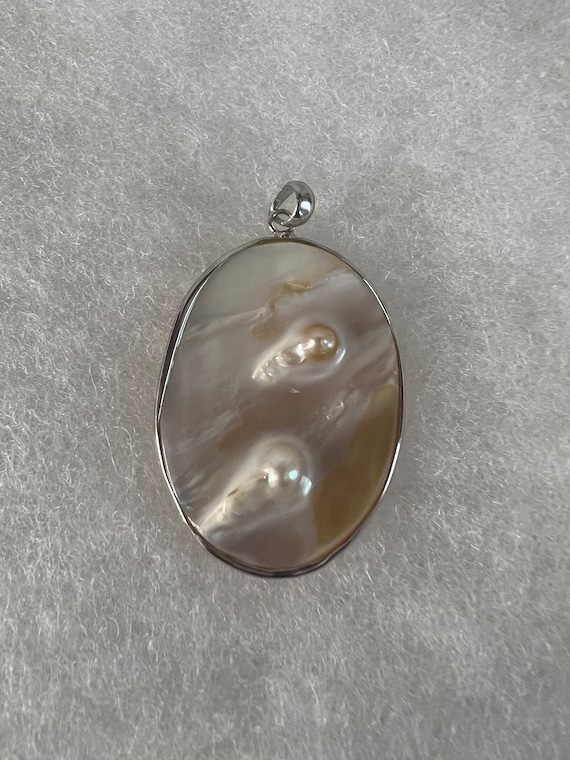 Beautiful pearl in mother of pearl oval pendant