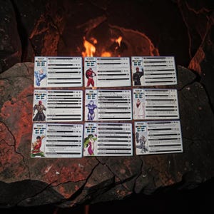 Könnte beinhalten: Neun rechteckige Spielkarten mit Charakterillustrationen und Textstatistiken für Quicksilver, Red Guardian, Red Skull, Baron Zemo, Nebula, Kingpin, Shang-Chi, She-Hulk und Silver Sable, die in einem Raster auf einer dunklen Oberfläche liegen.