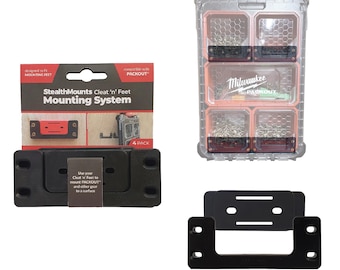 Può includere: Un set da 4 staffe nere StealthMounts Cleat 'n' Feet Mounting System progettate per essere compatibili con le cassette degli attrezzi Milwaukee PACKOUT. Le staffe sono mostrate montate su una parete e sono progettate per contenere le cassette degli attrezzi PACKOUT e altre attrezzature.