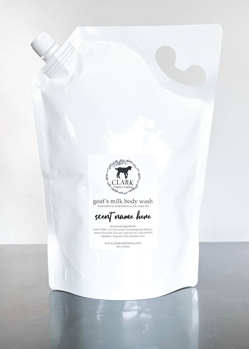 K&ouml;nnte beinhalten: Ein wei&szlig;er Plastikbeutel mit einem wei&szlig;en Etikett. Das Etikett zeigt eine Schwarzwei&szlig;illustration einer Ziege und den Text "CLARK FAMILY FARMS". Das Etikett lautet au&szlig;erdem "goat's milk body wash handcrafted in small batches in La Center, WA scent name here all natural ingredients Goat's Milk, Coco Glucoside, Cocamidopropyl Betaine, Lauryl Glucoside, Glycerin, Almond Oil, Cetyl Alcohol, Optphen, Fragrance Oils, Xanthan Gum www.clarkfamilyfarms.com 8oz/120ml"