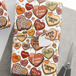 Carta da regalo alla moda per l'autunno, carta da regalo alla moda autunnali con cuori di caramelle, rotolo di carta da regalo con cuori di caramelle, carta da regalo con cuori