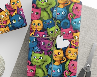 Könnte beinhalten: Geschenke, verpackt in buntem Geschenkpapier mit Katzenmuster. Die Geschenke sind mit Bindfaden verschnürt und mit stern- und herzförmigen Anhängern verziert. Eine Garnrolle, eine Schere und leere Anhänger sind ebenfalls zu sehen.