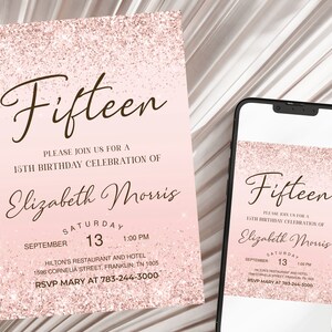 以下が含まれることがあります： 15歳の誕生日のお祝いのピンクとローズゴールドの招待状。「Fifteen」という言葉がエレガントな筆記体で書かれており、イベントの詳細とともにスマートフォンに表示されています。