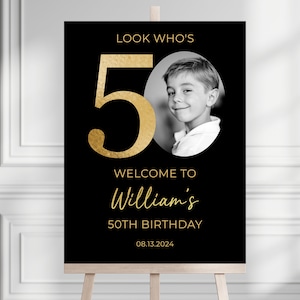 50e plaque de bienvenue, 50e plaque de bienvenue Look Who's 50, 50e plaque de bienvenue moderne, 50e affiche avec photo, anniversaire modèle de bienvenue noir et or